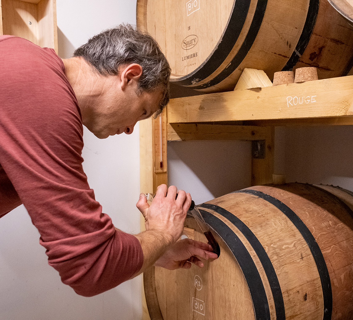 Benoit Badin vérifiant la qualité du vinaigre de vin rouge fabriqué à La Biolle